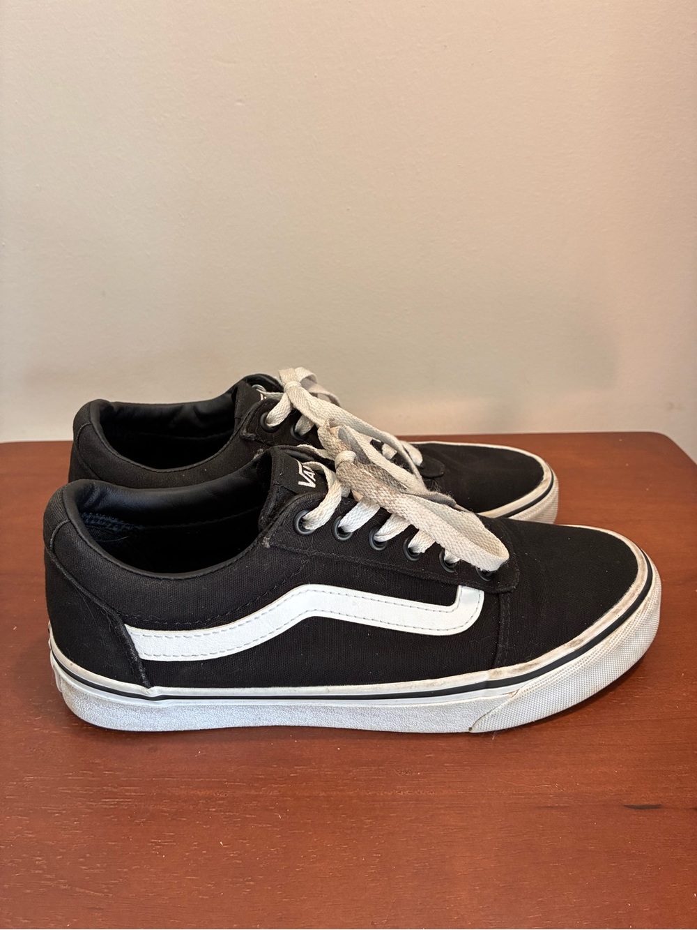 VANS Old Skool Women’s Sz 8 Black and White Classic Sneakers Board Shoes Low Top - Picture 2 of 10